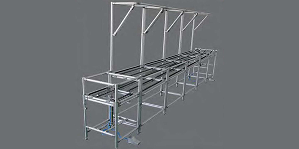 叉車和貨架都是服務(wù)于倉庫的重要部分  